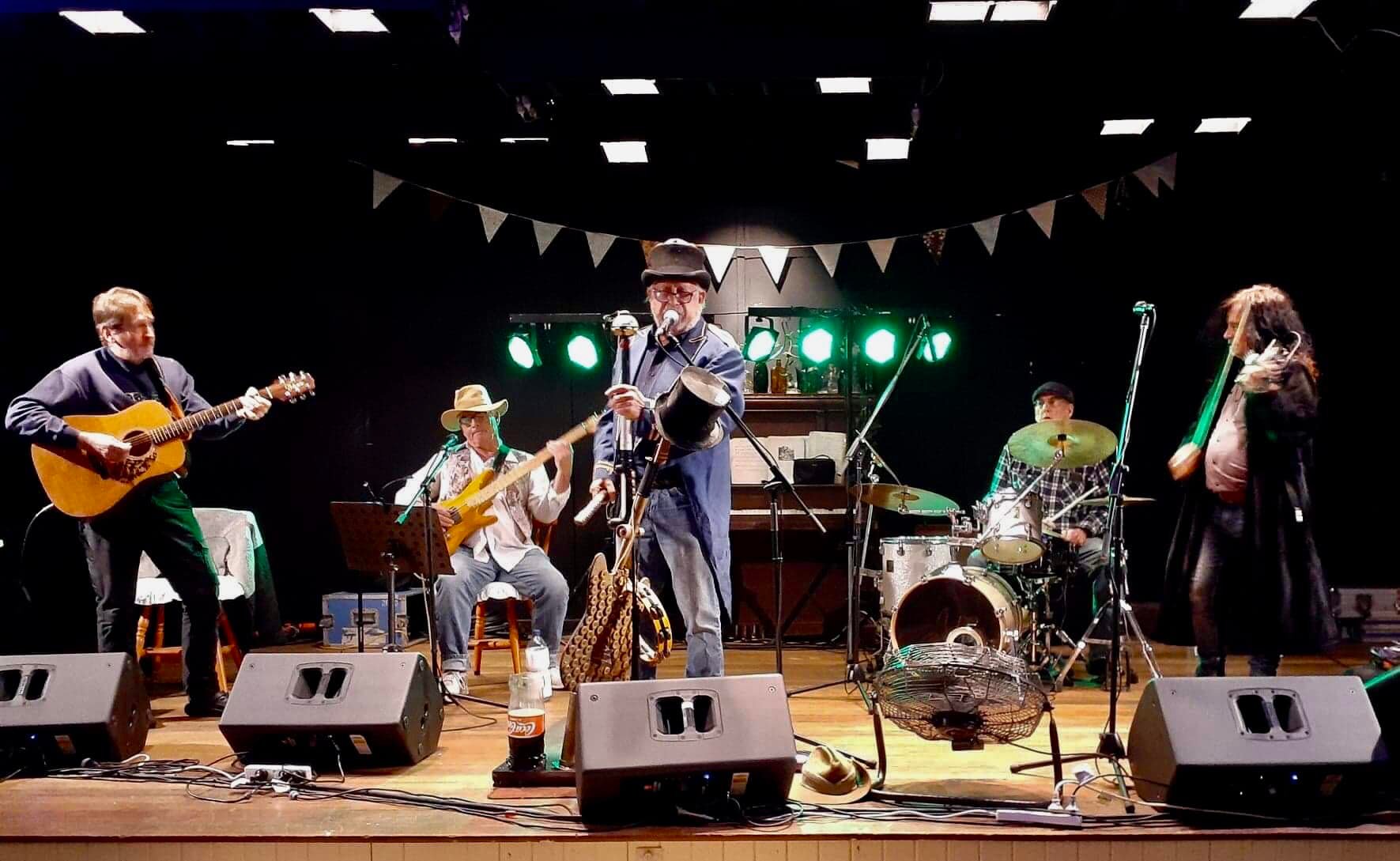 Book THE BALE 'EM UP BUSH BAND Bush Band, Yandina